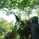平和公園の少女と鳩の像
