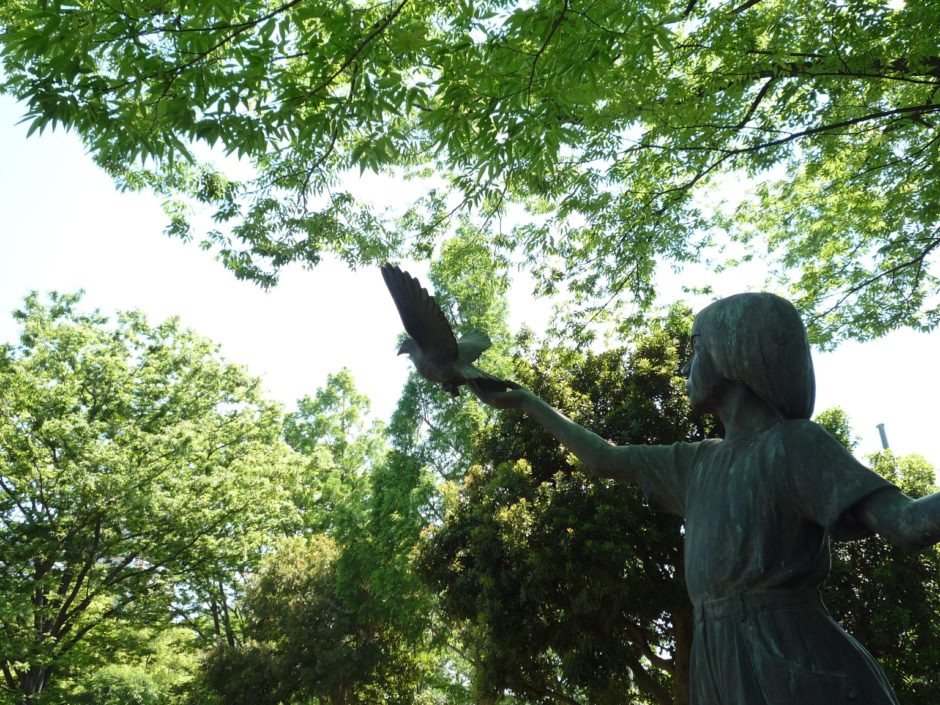 平和公園の少女と鳩の像